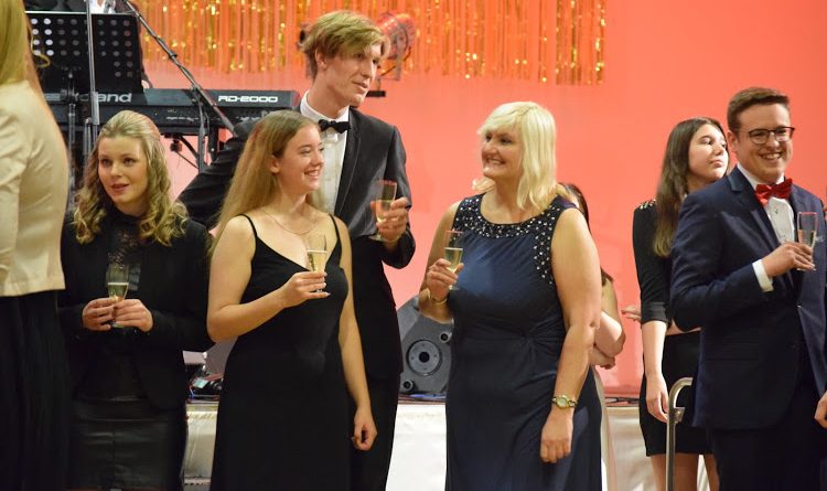 Studenti Gymnázia, Tachov pořádali první Večerní bál